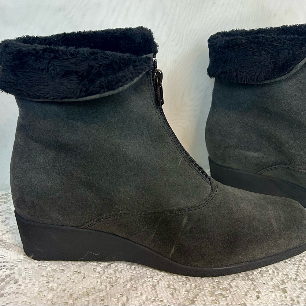 La Canadienne Suede Wedge Heel Womens Booties / size 7.5